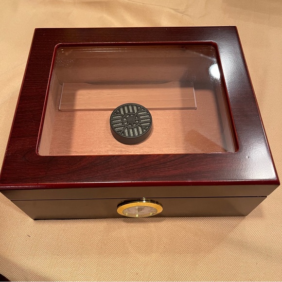 Elegant Wooden Humidor with Tempered Glass Top - Picture 1 of 16